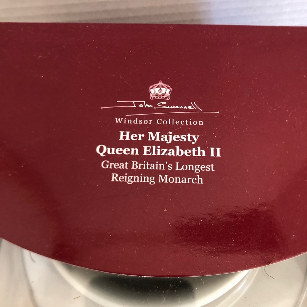 Queen Elizabeth II Collector’s Tea Cup and Saucer - Picture 4 of 12